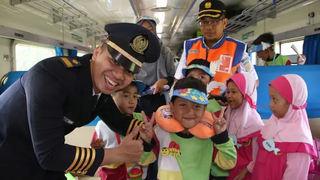 50 bocah TK diajak naik kereta api di KAI Daop 5 Purwokerto. (Foto: Liputan6.com/KAI Daop 5 /Muhamad Ridlo)