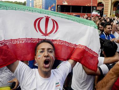 Para fans Iran merayakan kemenangan atas Maroko pada laga Piala Dunia di Saint Petersburg, Rusia, Jumat, (15/6/2018). Iran Menang 1-0 atas Maroko. (AFP/Olga Maltseva)