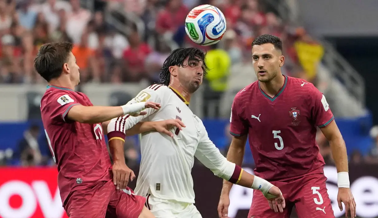 Pemain Spanyol Ferran Torres berebut bola dengan pemain Portugal Francisco Conceicao dan Diogo Dalot selama pertandingan sepak bola babak 16 besar Piala Dunia antara Portugal dan Spanyol di Arlington, Texas, dekat Dallas, Senin, 6 Juli 2026. (AP Photo/Tony Gutierrez)