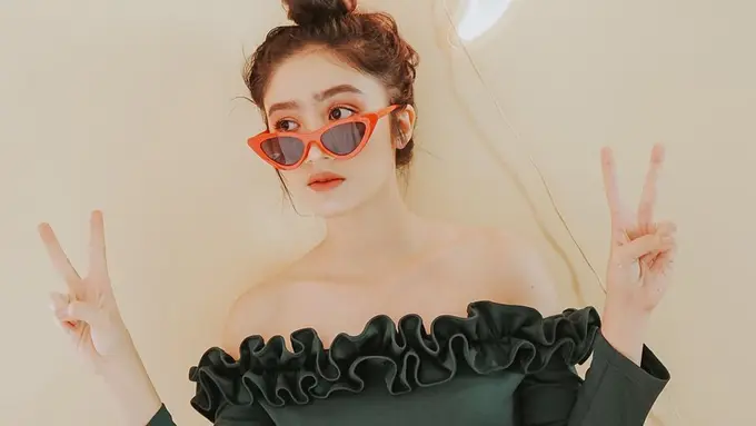 FOTO: Gaya Febby Rastanty Pakai Outfit Off Shoulder, Tampil Feminin