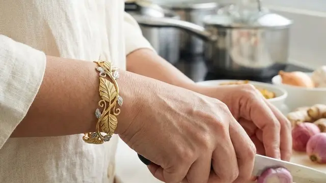 Model Gelang Emas Motif Floral Klasik
