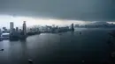 Pemandangan menunjukkan badai awan menjulang di atas cakrawala Kowloon dan Pelabuhan Victoria sebelum hujan lebat di Hong Kong (6/3). (AFP Photo/Anthony Wallace)