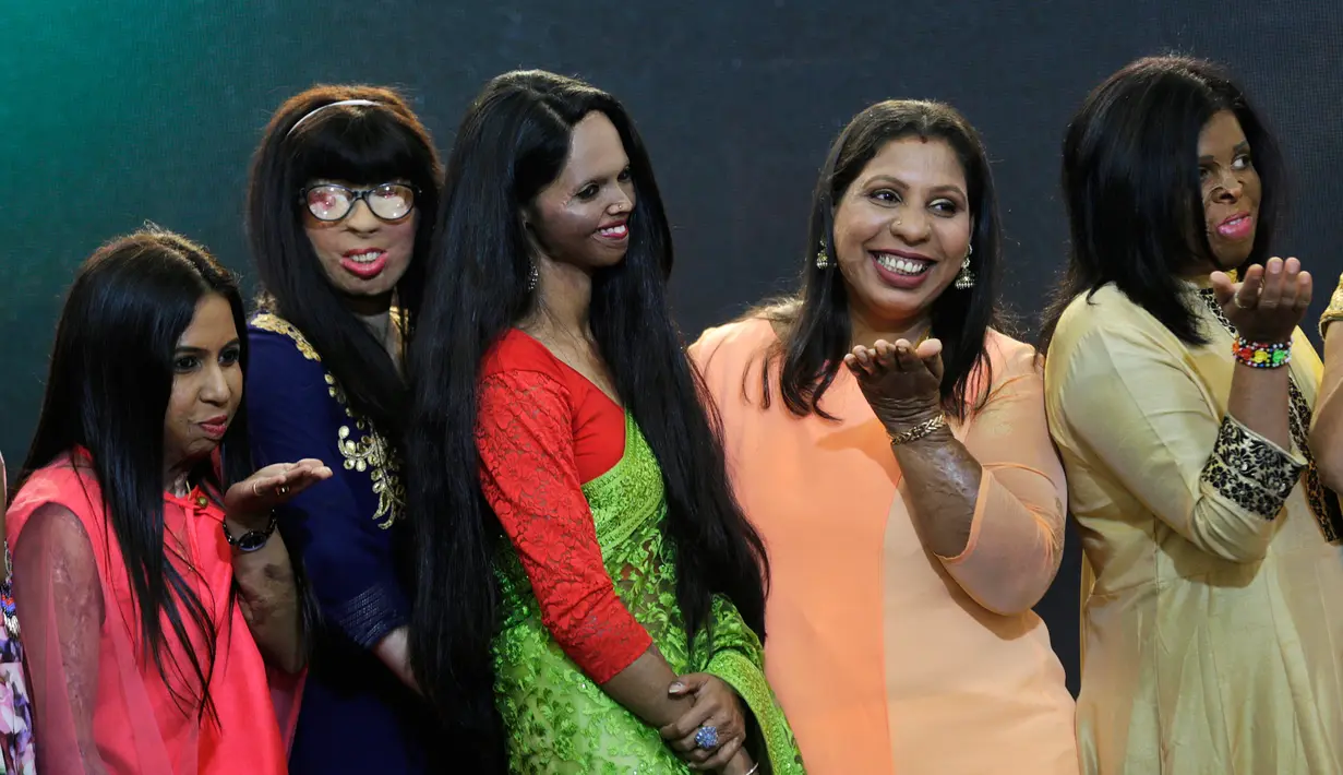 Korban siraman air keras pose bersama saat peragaan busana pada malam Hari Wanita Internasional di Thane, Mumbai, India, Rabu (7/3). Hari Perempuan Internasional diperingati setiap tanggal 8 Maret. (AP Photo/Rafiq Maqbool)