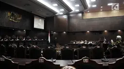 Suasana sidang pembahasan UU No. 19 Tahun 2003 tentang BUMN di Mahkamah Konstitusi (MK), Jakarta, Rabu (18/4). MK kembali menggelar sidang Pengujian Pasal 2 Ayat (1) huruf a dan b dan Pasal 4 ayat (4) UU BUMN. (Merdeka.com/Iqbal Nugroho)