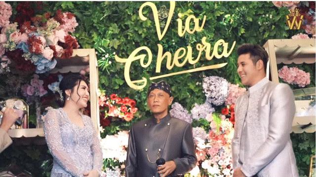 Momen Chevra Yolandi melamar Via Vallen dihadapan orangtuanya