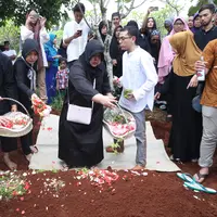Kabar duka datang dari mantan penyanyi cilik, Tasya Kamila. Ayahanda tercintanya, H.Gatot Permadi Joewono menghembuskan nafas terakhir pada Jumat, 25 Maret 2017. (Nurwahyunan/Bintang.com)