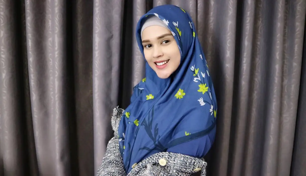 Pesinetron cantik yang sedang dekat dengan Roger Danuarta ini memilih gaya hijab sederhana. Dengan motif jilbab biru berbunga yang dibiarkan menjulur, tampilan Meyriska tetap menawan. (Liputan6.com/IG/cutratumeyriska)