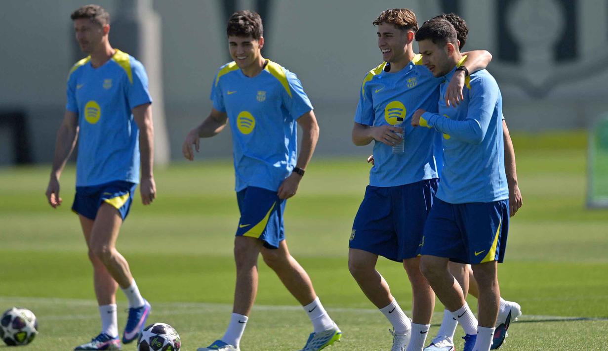 Kali ini, pertemuan kedua tim tersebut di pertandingan leg pertama babak perempat final Liga Champions 2025/2026 yang berlangsung di Camp Nou, Kamis (9/4/2026) dini hari WIB. Tampak dalam foto, para pemain Barcelona saat menghadiri sesi latihan menjelang pertandingan leg pertama perempat final Liga Champions 2025/2026 melawan Atletico Madrid di lapangan latihan Joan Gamper, Sant Joan Despi, dekat Barcelona, pada Selasa 7 April 2026. (MANAURE QUINTERO/AFP)