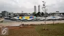 Suasana skate park yang masih dalam tahap pembangunan di kawasan Kalijodo, Tambora, Jakarta Barat, Selasa (6/12). Pembangunan skate park ini dianggap dan diharapkan sebagai tempat bermain skateboard dengan kualitas terbaik. (Liputan6.com/Yoppy Renato)