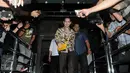 Terpidana kasus suap Ketua MK terkait sengketa Pilkada Lebak, Banten, Tubagus Chaeri Wardhana keluar Gedung KPK, Jakarta, Selasa (19/1/2016). Wawan kembali diperiksa sebagai tersangka kasus  tindak pidana pencucian uang. (Liputan6.com/Helmi Afandi)