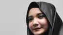 Artis sekaligus desainer Zaskia Sungkar semakin dikenal dengan gaya hijab yang fashionable. Foto diambil di SCTV Tower, Jakarta, pada 11 Mei 2015. (Liputan6.com/Herman Zakharia)