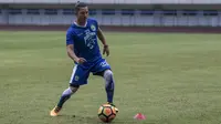 Gelandang Persib, Kim Kurniawan, mengontrol bola saat latihan di Stadion GBLA, Jawa Barat, Kamis (20/7/2017). Persib bersiap menghadapi Persija pada laga Liga 1. (Bola.com/Vitalis Yogi Trisna)