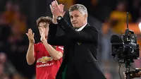 Pelatih Manchester United, Ole Gunnar Solskjaer, menyapa suporter usai melawan Wolverhampton pada laga Premier League di Stadion Molineux, Wolverhampton, Senin (19/8). Kedua klub bermain imbang 1-1. (AFP/Paul Ellis)