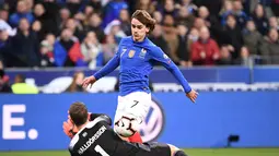 Proses terjadinya gol Antoine Griezmann pada laga kedua Kualifikasi Piala Eropa 2020 Grup H yang berlangsung di Stadion Stade de France, Paris, Selasa (26/3). Perancis menang 4-0 atas Islandia. (AFP/Franck Fife)