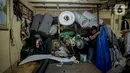 Pekerja membuat produk tas di unit produksi Artrek, Jakarta, Selasa (3/11/2020). Pemprov DKI Jakarta telah memutuskan menaikkan upah minimum provinsi (UMP) 2021 sebesar Rp 4.416.186,548 atau meningkat 3,27 persen dari 2020 bagi perusahaan tidak terkena dampak COVID-19. (Liputan6.com/Faizal Fanani)