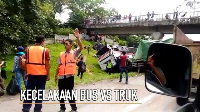 Kecelakaan bus terjadi di Jalan Tol Jakarta-Cikampek KM 50. Peristiwa tersebut melibatkan bus Prima Jasa dan sebuah truk.