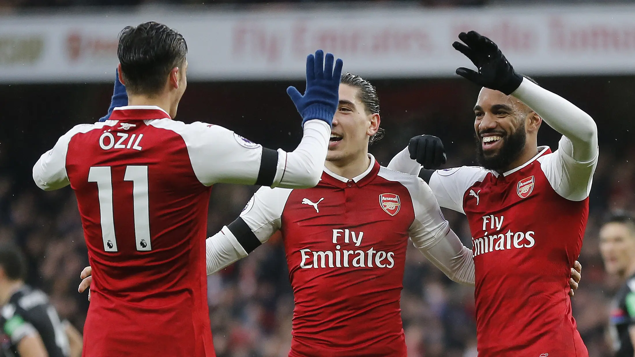 Para pemain Arsenal merayakan gol Alexandre Lacazette pada lanjutan Premier League di Emirates stadium, London, (20/1/2018). Arsenal menang 4-1. (AP/Frank Augstein)