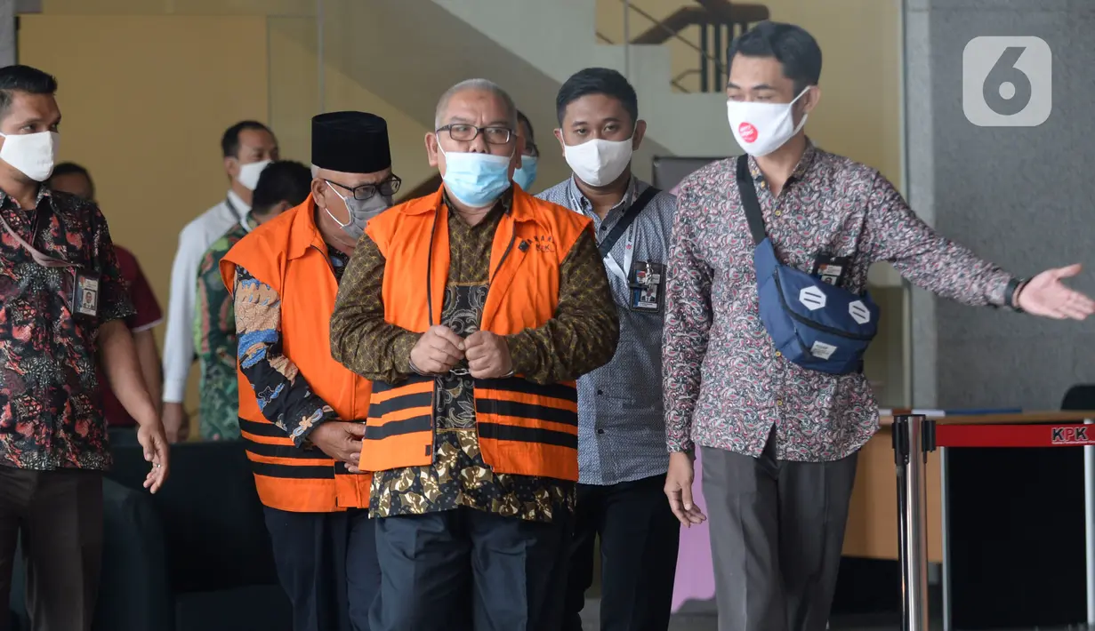 Tiga mantan Anggota DPRD Jambi resmi ditahan seusai diperiksa di Gedung KPK, Jakarta, Selasa (30/06/2020). KPK kembali menahan tiga mantan anggota DPRD Jambi tersangka kasus dugaan suap pengesahan APBD 2017-2018, yakni Cekman, Parlagutan Nasution, dan Tadjudin Hasan. (merdeka.com/Dwi Narwoko)