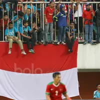 Suporter Timnas Indonesia. (Bola.com/Nicklas Hanoatubun)