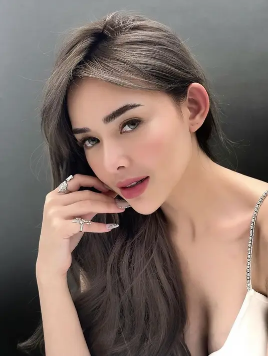 Terakhir, Amana Manopo menebar pesonanya dengan dress putih bertali silver [@amandamanopo]