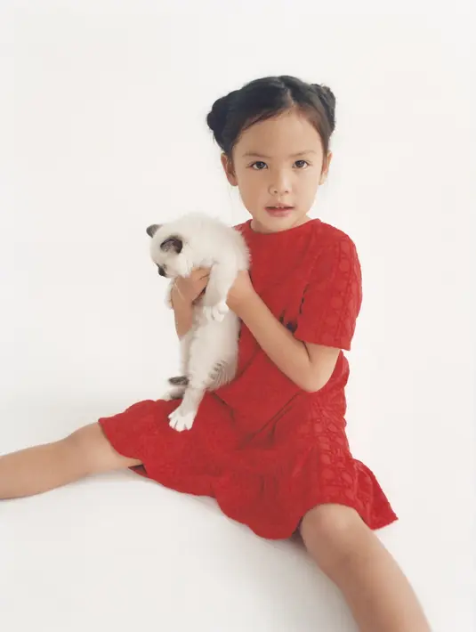 Berbagai potongan pakaian anak, seperti gaun, rok, jumper, jubah, dan hoodie didesain dengan warna merah, yang dipadu dengan toile de Jouy atau memiliki hiasan di bagian pinggirnya. Foto: Document/Dior.