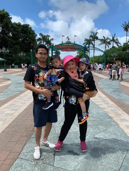 <p>Maissy kerap menghabiskan waktu dengan jalan-jalan bersama suami dan ketiga anaknya. [Foto: instagram/pramaisshelarinda]</p>