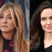 Banyak yang menyangka bahwa semuanya akan menjadi canggung saat Angelina Jolie bertemu dengan mantan istri Brad Pott, Jennifer Aniston. (Zimbio)