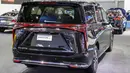 Buritan Maxus Mifa 9 dihiasi lampu belakang memanjang dari ujung ke ujung hingga mengarah ke baguan bumper. Jika melihat desainnya, lampu belakang mobil ini sudah dilengkapi dengan butir-butir bohlam LED. Pada bagian bumper dilengkapi ornamen chrome yang menguatkan citra mewah. Wiper belakang, rear defogger, dan sensor parkir sudah menjadi kelengkapan standar. (Source: paultan.org)