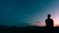 Ilustrasi kesepian, diam, sendiri, merenung. (Photo by Benjamin Davies on Unsplash)