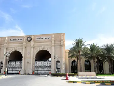 Gerbang utama hotel mewah Ritz Carlton Riyadh di  Arab Saudi, 5 November 2017. Hotel bintang lima tersebut dijadikan sebagai rumah tahanan sementara 11 pangeran Saudi, empat menteri, dan puluhan mantan anggota kabinet. (FAYEZ NURELDINE/AFP)