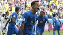 Gelandang Brasil, Philippe Coutinho, melakukan selebrasi usai mencetak gol ke gawang Kosta Rika pada laga Piala Dunia di Stadion Saint-Petersburg, Jumat (22/6/2018). Brasil menang 2-0 atas Kosta Rika. (AP/Petr David Josek)