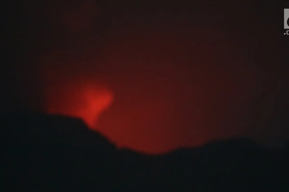 Sinar Api di Puncak Gunung Agung