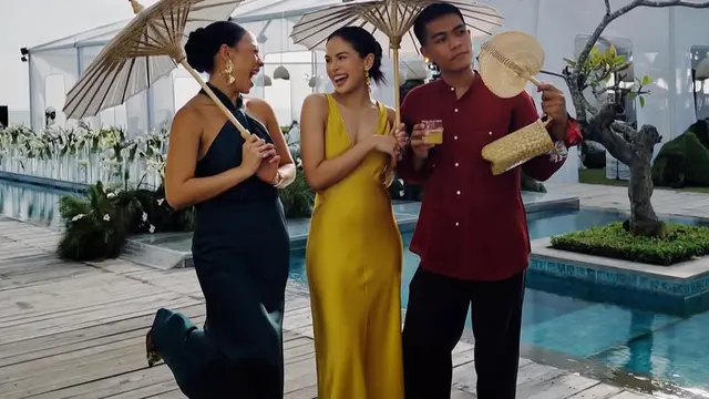 Maudy Ayunda Dibalut Dress Mustard Saat Hadir di Pernikahan Sahabat. [@maudyayunda]