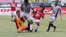 Pemain Bali United, Yabes Roni (kedua dari kanan), mencoba melewati para pemain Sriwijaya FC pada perebutan tempat ketiga Torabika Bhayangkara Cup 2016 di Stadion Utama Gelora Bung Karno, Jakarta, Minggu (3/4/2016). (Bola.com/Nicklas Hanoatubun)