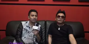 Ade Govinda yang dikenal sebagai pencipta lagu di Indonesia, membuatkan lagu berjudul ‘Dia’ dan diberikan kepada Ellino.