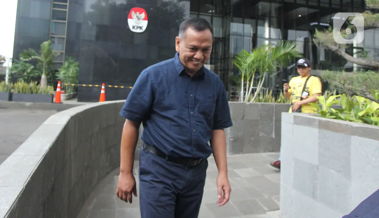 Direktur Operasional PT Pupuk Indonesia Logistik (PILOG), Budiarto meninggalkan gedung KPK seusai pemeriksaan di Jakarta, Selasa (26/11/2019). Budiarto diperiksa dalam kasus dugaan suap jasa angkut bidang pelayaran antara PILOG dengan PT Humpuss Transportasi Kimia (HTK). (merdeka.com/Dwi Narwoko)