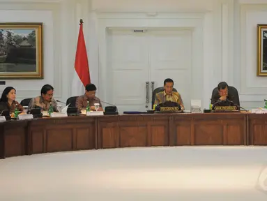 Presiden Jokowi memimpin rapat kabinet paripurna di Jakarta, Senin (3/11/2014). (Liputan6.com/Herman Zakharia) 