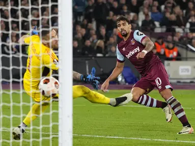 Gelandang West Ham United Lucas Paqueta (kanan) mencetak gol pembuka meelwati kiper Olympiacos, Alexandros Paschalakis dalam pekan ke-4 di ajang UEFA Europa League di London Stadium, Jumat (10/11/2023). (AP Photo/Kirsty Wigglesworth)