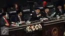 Ketua MPR Zulkifli Hasan (tengah) memimpin sidang tahunan MPR RI, DPR RI dan DPD RI tahun 2016 di dampingi empat Wakil MPR, Hidayat Nur Wahid, Mahyudin, E.E. Mangindaan, dan Oesman Sapta Odang (dari kiri), Jakarta, (16/8). (Liputan6.com/Johan Tallo)