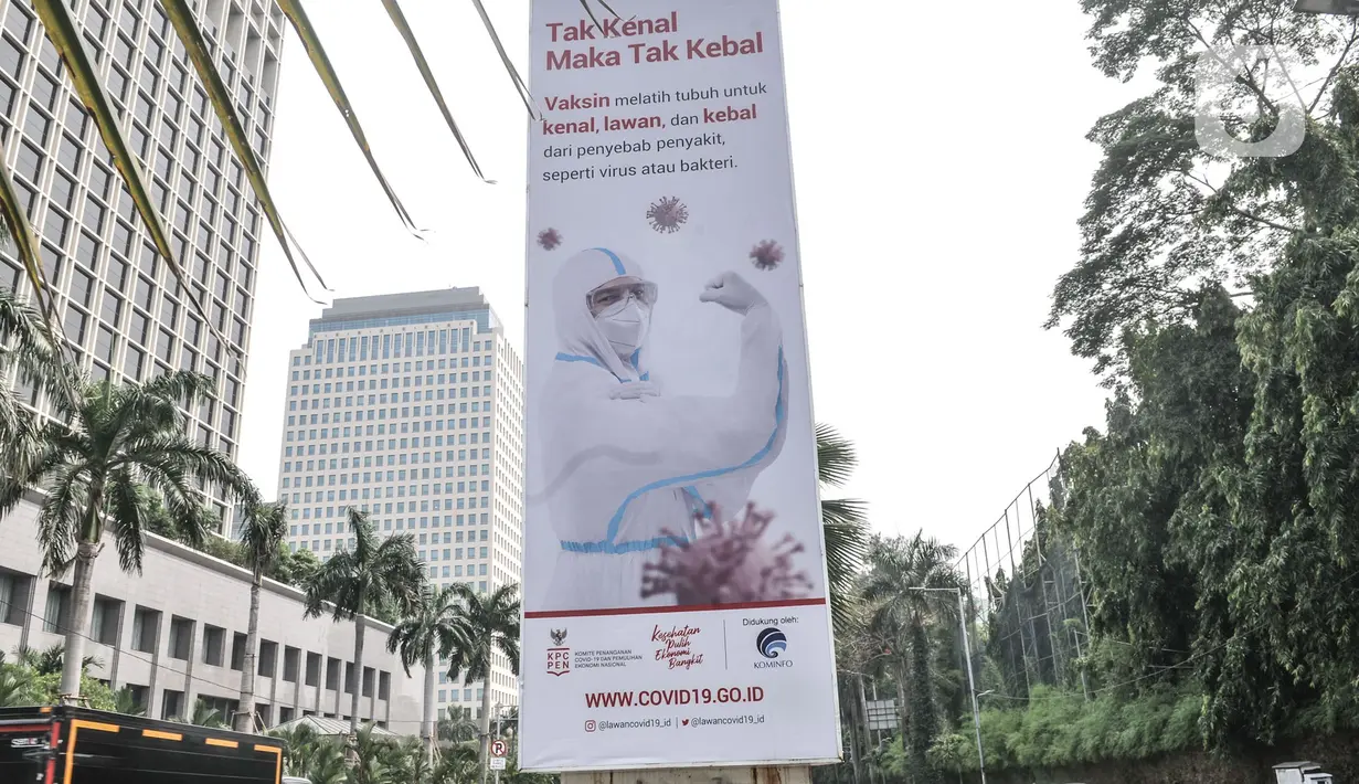 Deretan papan reklame sosialisasi vaksin Covid-19 yang terpasang di tiang pancang proyek monorel, Senayan, Jakarta, Selasa (17/11/2020). Seperti diketahui, Presiden Joko Widodo mengatakan vaksin Covid-19 akan tiba di Indonesia pada akhir November 2020. (merdeka.com/Iqbal S Nugroho)