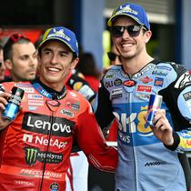 Marc Marquez dan Alex Marquez pada seri pertama MotoGP 2025 di Sirkuit Buriram, Thailand. (MOHD RASFAN / AFP)