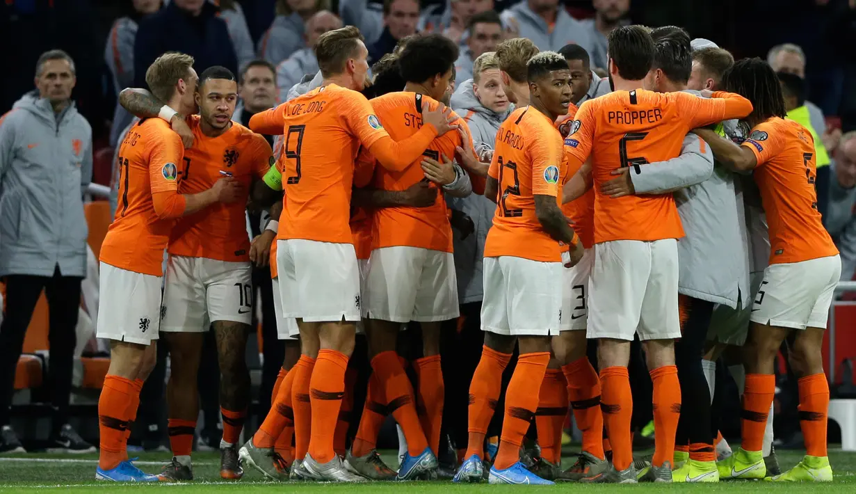 Para pemain Timnas Belanda merayakan mencetak gol pertama tim mereka ke gawang Estonia pada matchday terakhir Grup C  Kualifikasi Piala Eropa 2020 di Johan Cruijff Arena, Selasa (19/11/2019). Belanda mengandaskan Estonia dengan skor 5-0. (AP Photo/Peter Dejong)