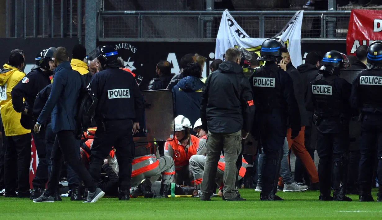Empat dari 29 suporter mengalami luka serius akibat terjatuh dari tribun saat Amiens melawan Lille LOSC  di Licorne stadium, Amiens, (30/9/2017). Laga tersebut akhirnya ditunda. (AFP/Francois Lo Presti)