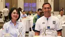 Technical Director Papua Football Academy (PFA), Wolfgang Pikal (kiri) bersama perawakilan dari  PT Freeport Indonesia dalam acara pendatanganan MoU antara SKF dan PT Freeport Indonesia di Hotel LangHam, Jakarta pada Senin (26/5/2025).