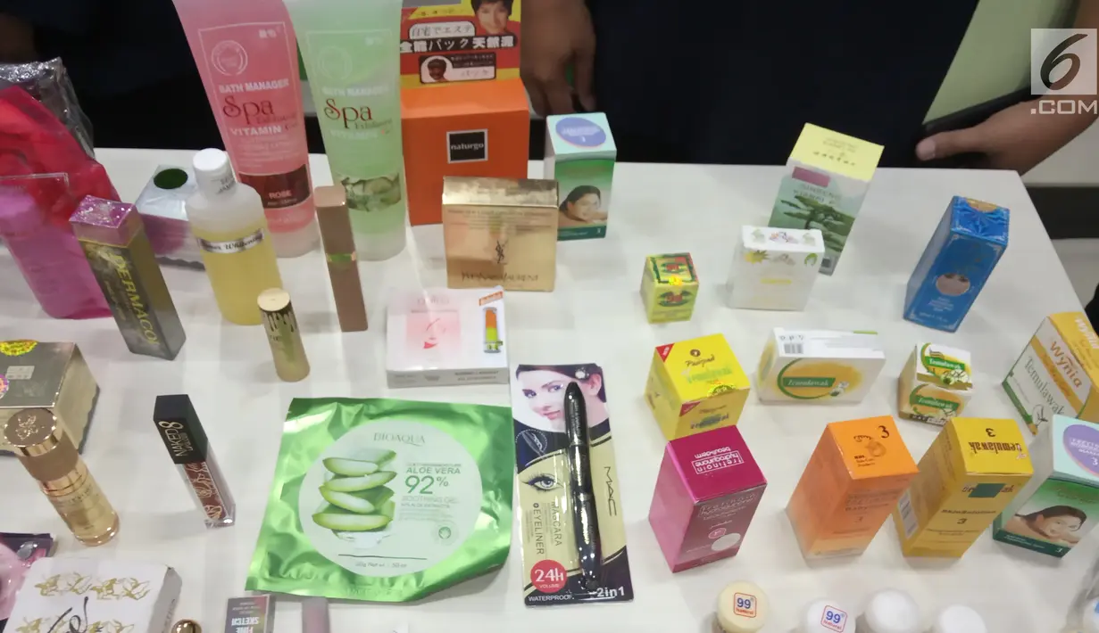 Kosmetik dan obat-obatan ilegal diperlihatkan saat rilis di Gorontalo, Senin (17/12). Seluruh barang tersebut disita dari beberapa wilayah di Prov Gorontalo, diantarnya, Kota Gorontalo, Kab Bone Bolango dan Kab Gorontalo. (Liputan6.com/Arfandi Ibrahim)