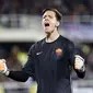 Penjaga gawang AS Roma, Wojciech Szczesny, melakukan selebrasi usai Gervinho mencetak gol ke gawang Fiorentina di Stadion Artemio Franchi (25/10/2015). (Reuters/Giampiero Sposito)