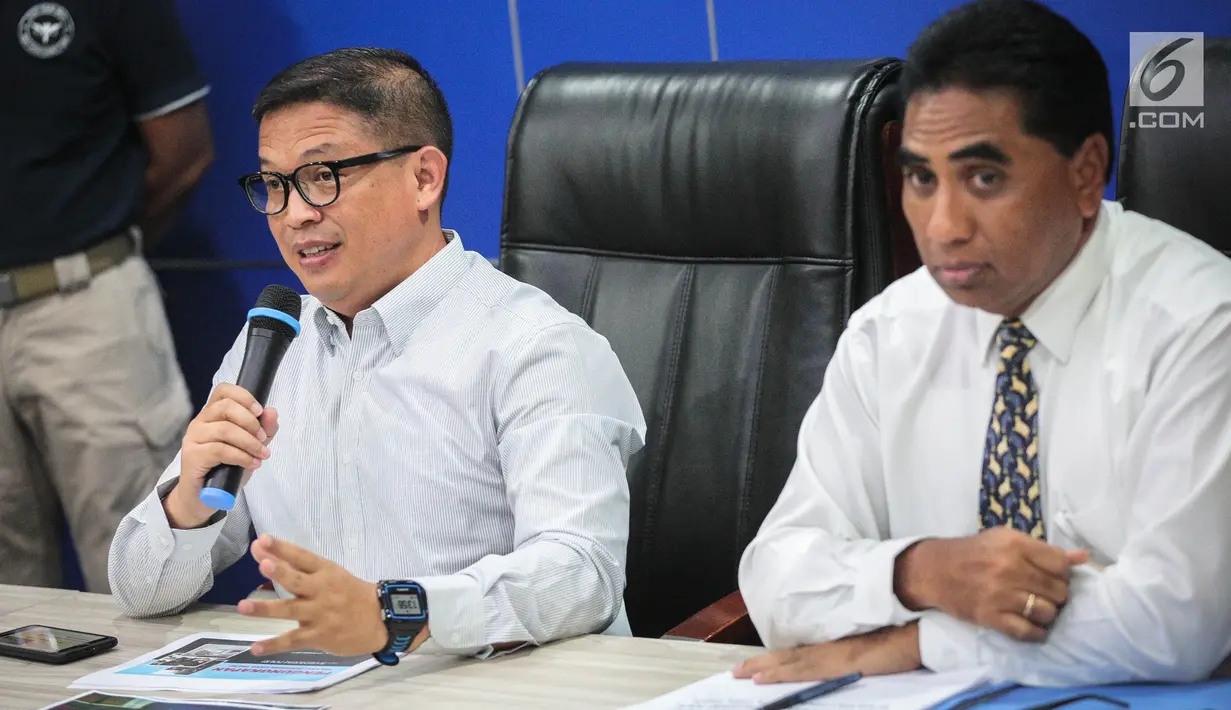 Direktur Tipid Eksus Brigadir Jenderal Agung Setya (kiri) memberikan keterangan saat gelar rilis sindikat pengedar uang palsu di Pulau Jawa oleh Direktorat Tindak Pidana Ekonomi Khusus Bareskrim Polri di Jakarta, Rabu (18/10). (Liputan6.com/Faizal Fanani)