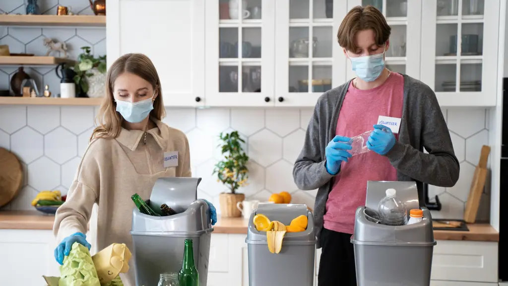 langkah sederhana seperti mengurangi penggunaan plastik, menggunakan kembali barang yang ada, hingga membuat alternatif sendiri di rumah bisa membantu menekan jumlah sampah plastik secara bertahap. (foto/dok: freepik)