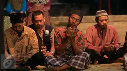 Sejumlah warga menggelar doa bersama memperingati 10 tahun Gempa Yogyakarta di Kabupaten Bantul, Jumat (27/5). Acara itu untuk mengenang 10 tahun gempa yang menewaskan ribuan orang dan ratusan ribu rumah rusak pada 27 Mei 2006. (Liputan6.com/Boy Harjanto)