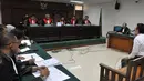 Willy Sebastian Liem mendengarkan majelis hakim saat sidang di pengadilan Tipikor, Jakarta, Senin  (18/5/2015). Willy didakwa menyuap Suroso Atmomartoyo saat menjabat Direktur Pengolahan PT Pertamina sebesar USD 190 ribu. (Liputan6.com/Herman Zakharia)